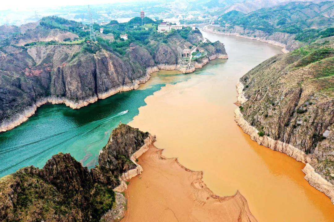 刘家峡黄河现“泾渭分明”奇观