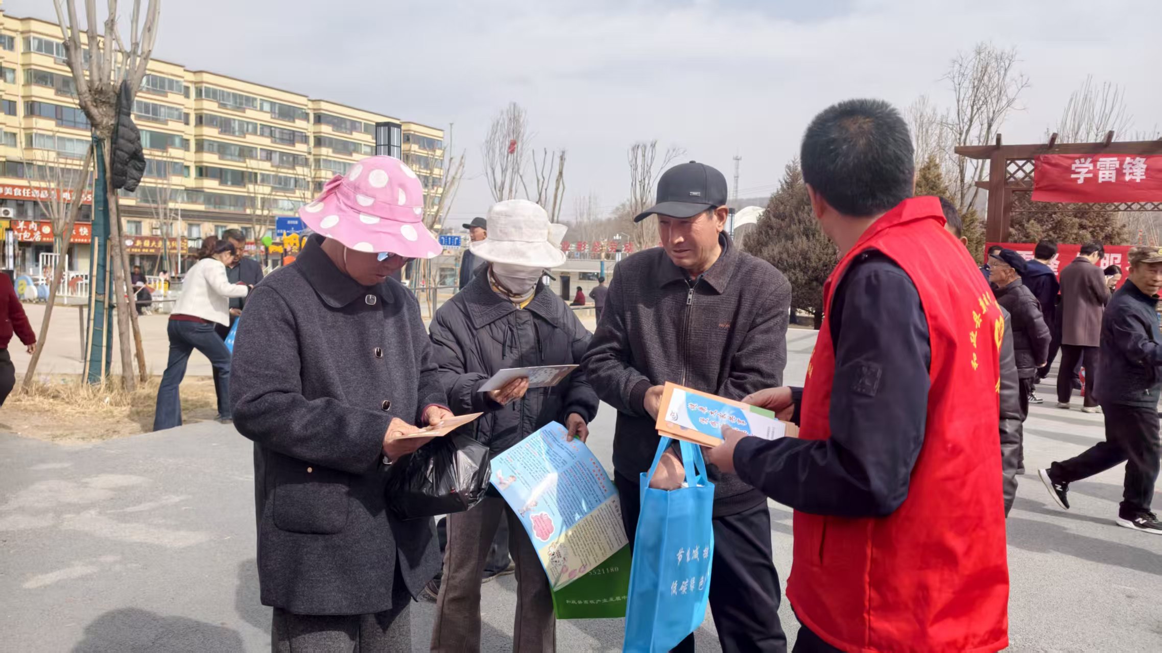 临夏世界地质公园-和政古动物化石博物馆：学雷锋送文化，科普服务进社区